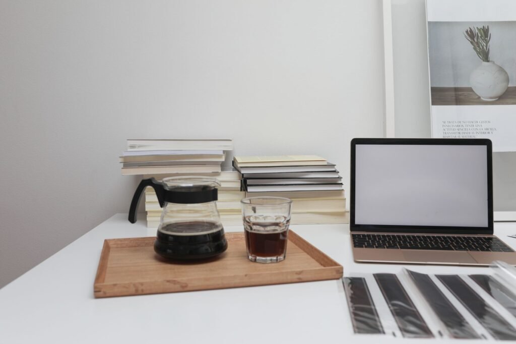 A coffee table with one tray and only a few neatly arranged items